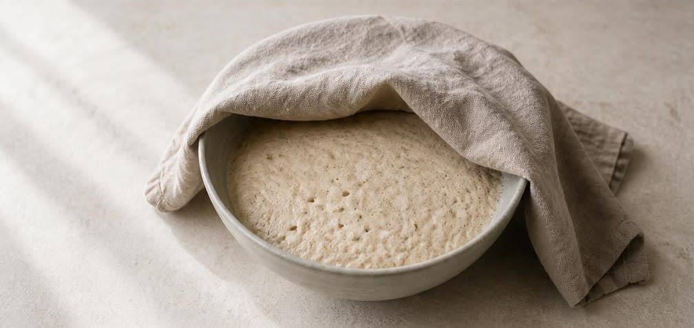 Klassische Buchweizen-Blini mit Sauerrahm und Lachs – Zubereitung Schritt für Schritt – Teig fermentieren lassen