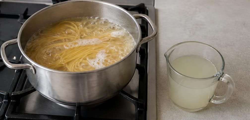 Aglio e Olio mit ruhendem Knoblauch – Zubereitung Schritt für Schritt – Nudeln kochen