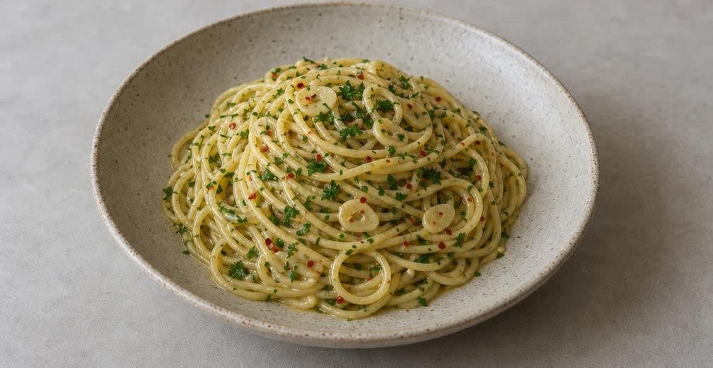 Aglio e Olio mit ruhendem Knoblauch – Zubereitung Schritt für Schritt – Anrichten
