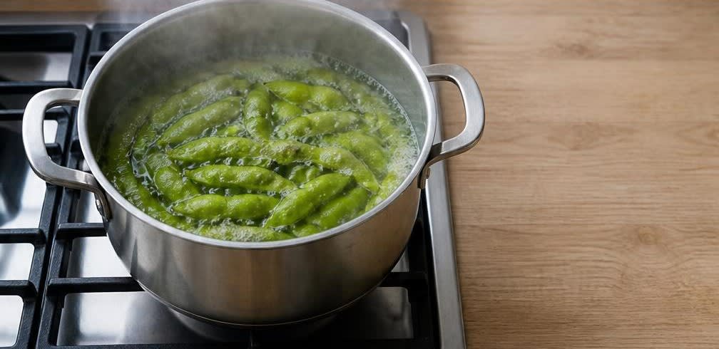 Edamame mit grobem Meersalz und Sesam – Zubereitung Schritt für Schritt – Edamame blanchieren