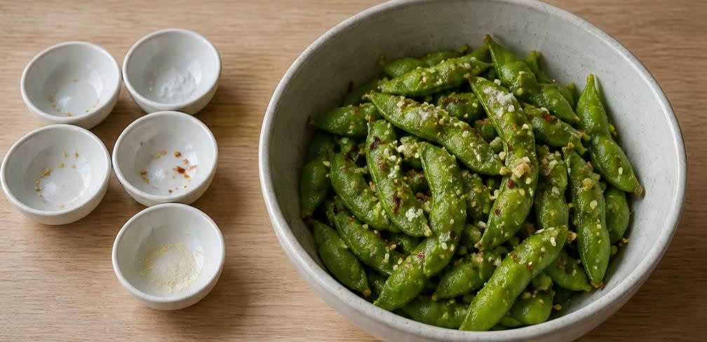 Edamame mit grobem Meersalz und Sesam – Zubereitung Schritt für Schritt – Edamame würzen