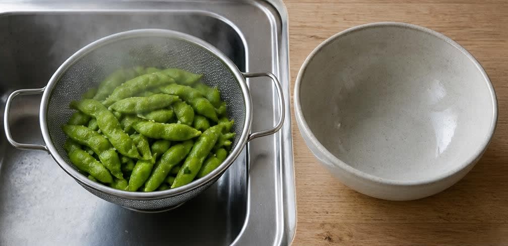 Edamame mit grobem Meersalz und Sesam – Zubereitung Schritt für Schritt – Edamame abtropfen