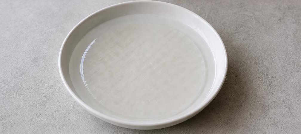 Frische Sommerrollen mit mariniertem Tofu – Zubereitung Schritt für Schritt – Reispapier befeuchten