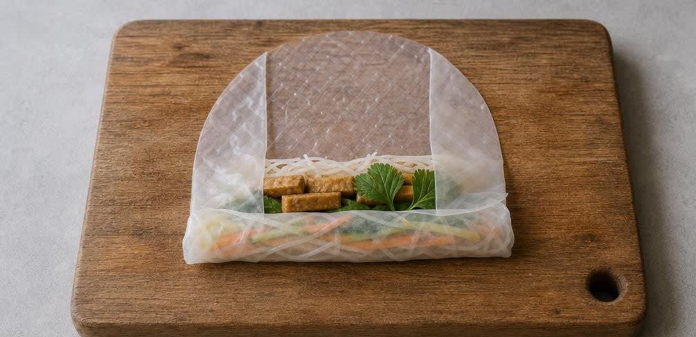 Frische Sommerrollen mit mariniertem Tofu – Zubereitung Schritt für Schritt – Sommerrolle rollen
