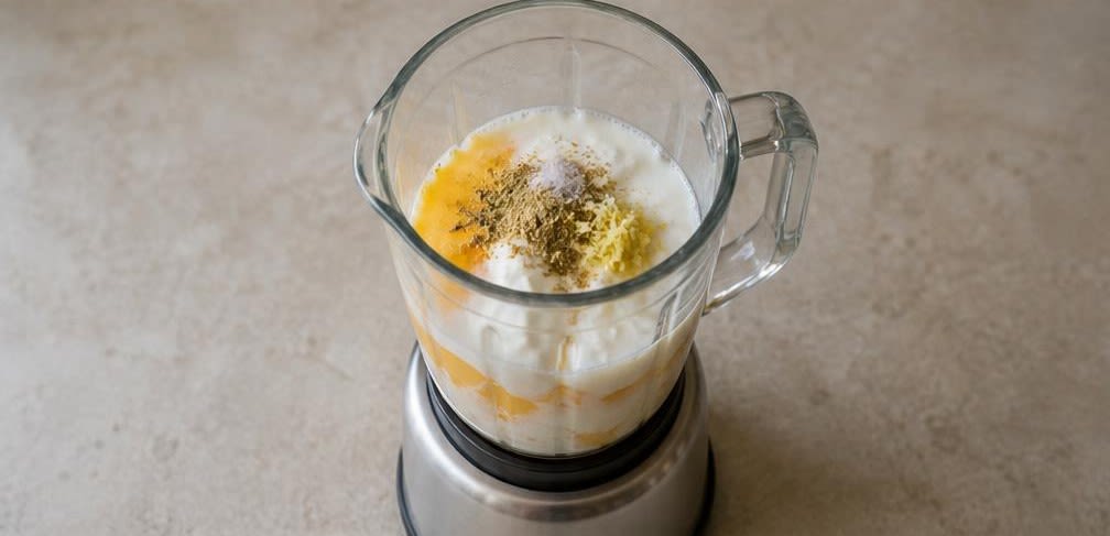 Cremiges Mango Lassi mit Kardamom und Safran – Zubereitung Schritt für Schritt – Lassi-Basis herstellen