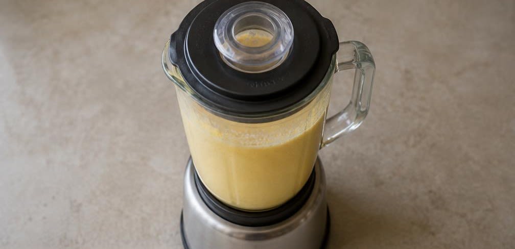 Cremiges Mango Lassi mit Kardamom und Safran – Zubereitung Schritt für Schritt – Mango Lassi pürieren