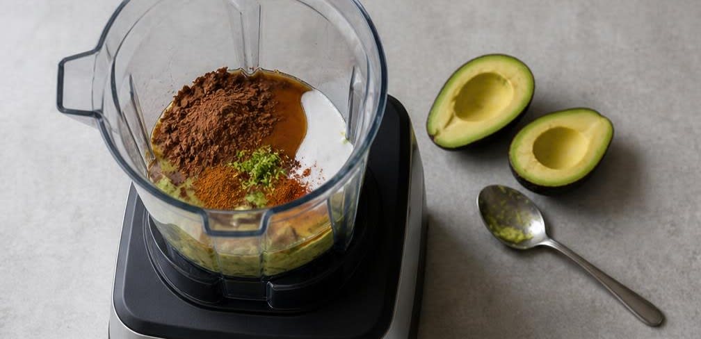 Samtige Avocado-Schoko-Creme mit Ahornsirup – Zubereitung Schritt für Schritt – Zutaten hinzufügen