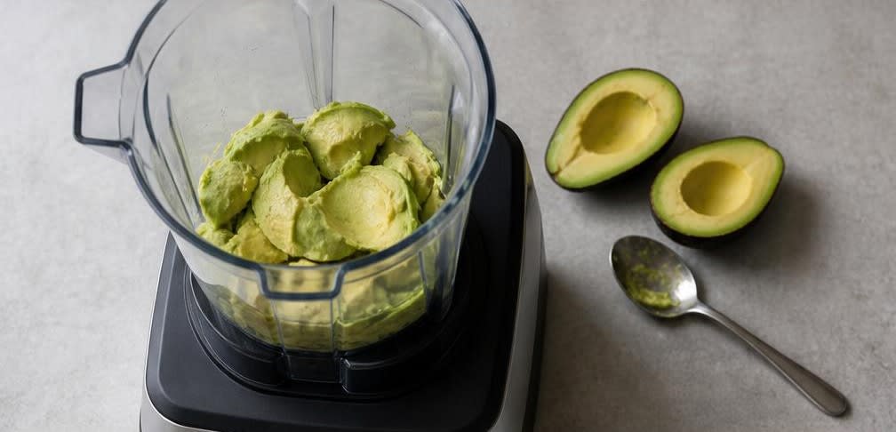 Samtige Avocado-Schoko-Creme mit Ahornsirup – Zubereitung Schritt für Schritt – Avocados vorbereiten