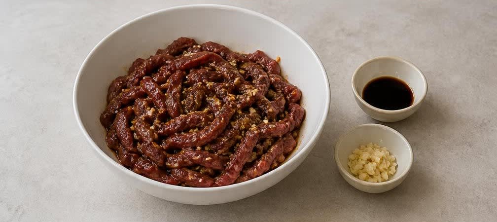 Koreanisches Japchae mit kaltgepresstem Sesamöl – Zubereitung Schritt für Schritt – Rindfleisch marinieren