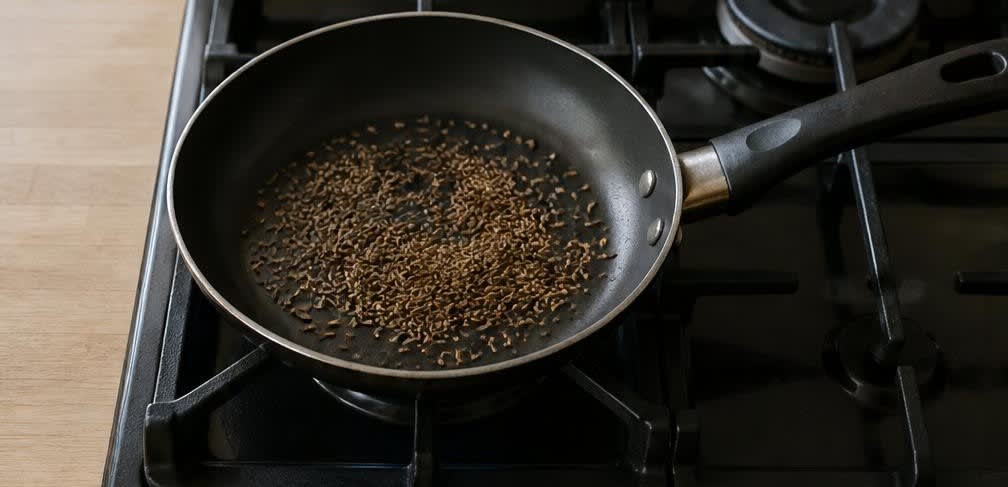 Aloo Paratha: Indisches Vollkorn-Fladenbrot mit würziger Kartoffelfüllung – Zubereitung Schritt für Schritt – Kreuzkümmel rösten