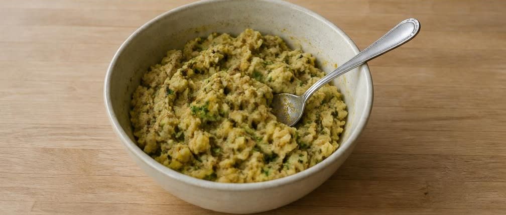 Aloo Paratha: Indisches Vollkorn-Fladenbrot mit würziger Kartoffelfüllung – Zubereitung Schritt für Schritt – Füllung mischen