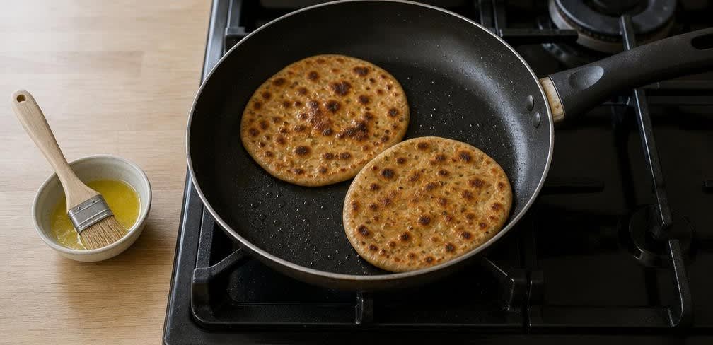 Aloo Paratha: Indisches Vollkorn-Fladenbrot mit würziger Kartoffelfüllung – Zubereitung Schritt für Schritt – Parathas backen