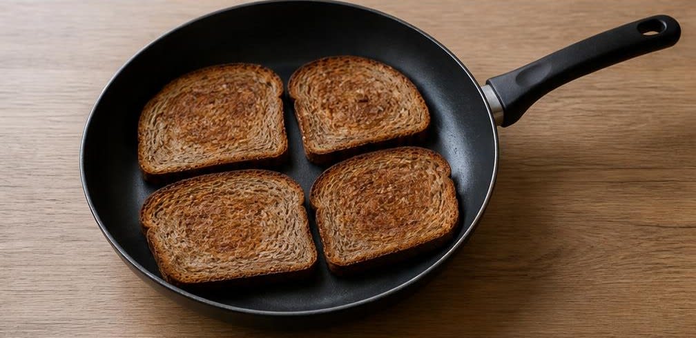 Skandinavisches Räucherlachs-Brot mit Zitronen-Frischkäse und Gurke – Zubereitung Schritt für Schritt – Brot anrösten