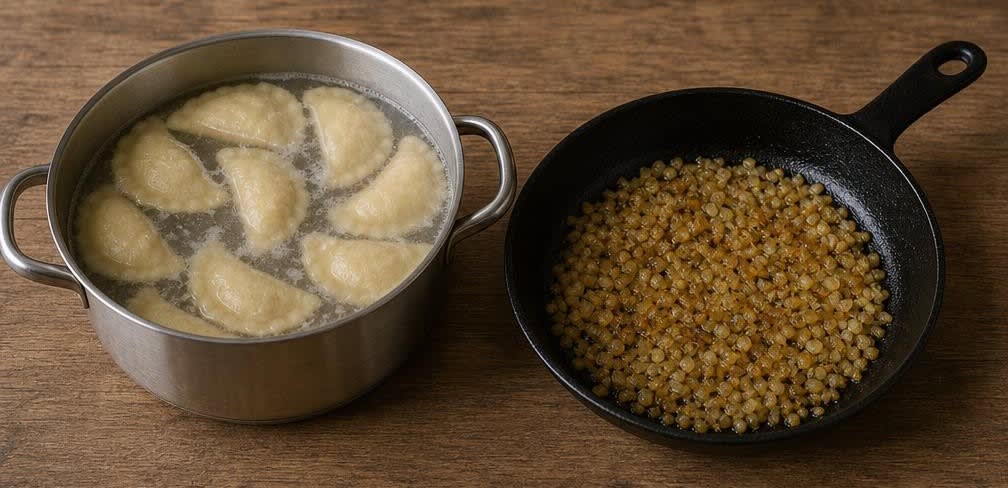 Osteuropäische Piroggen mit Sauerkraut-Pilz-Füllung – Zubereitung Schritt für Schritt – Piroggen garen und Zwiebeln braten
