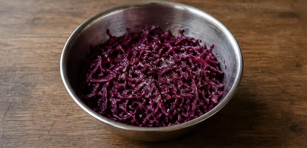 Gebratene Makrele mit nordischem Apfel-Rotkohl – Zubereitung Schritt für Schritt – Rotkohl kneten