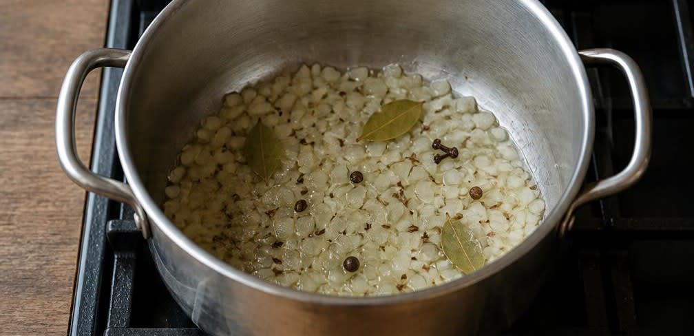 Gebratene Makrele mit nordischem Apfel-Rotkohl – Zubereitung Schritt für Schritt – Zwiebeln und Gewürze dünsten