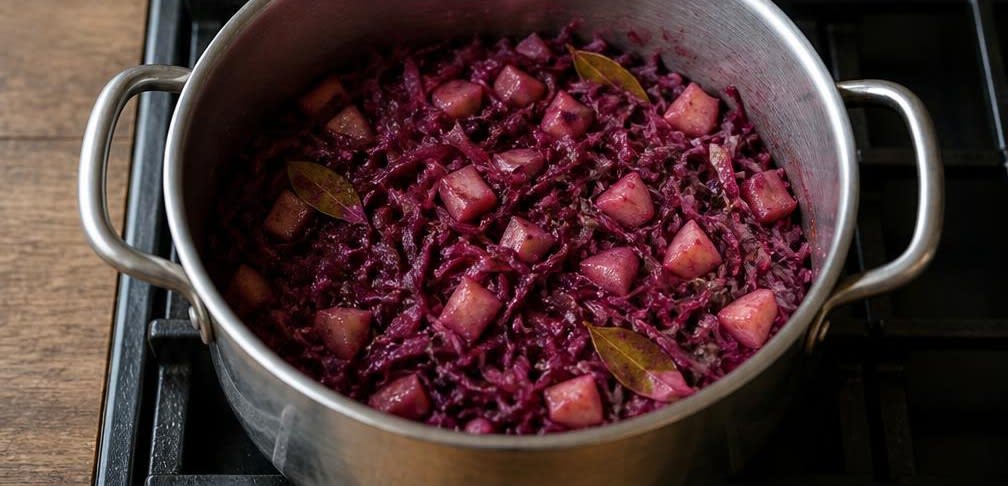 Gebratene Makrele mit nordischem Apfel-Rotkohl – Zubereitung Schritt für Schritt – Rotkohl-Apfel-Gemüse garen
