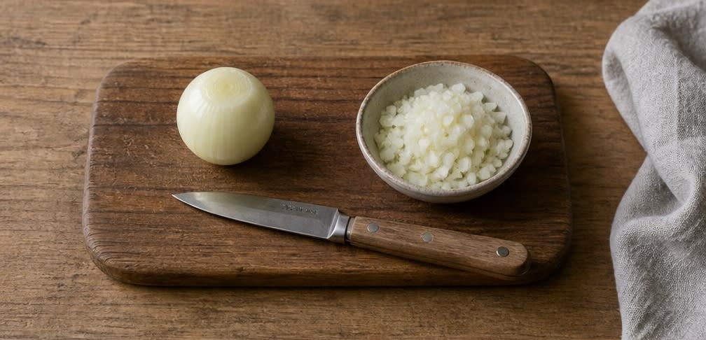 Bayerischer Obatzda mit frischem Camembert – Zubereitung Schritt für Schritt – Zwiebel würfeln