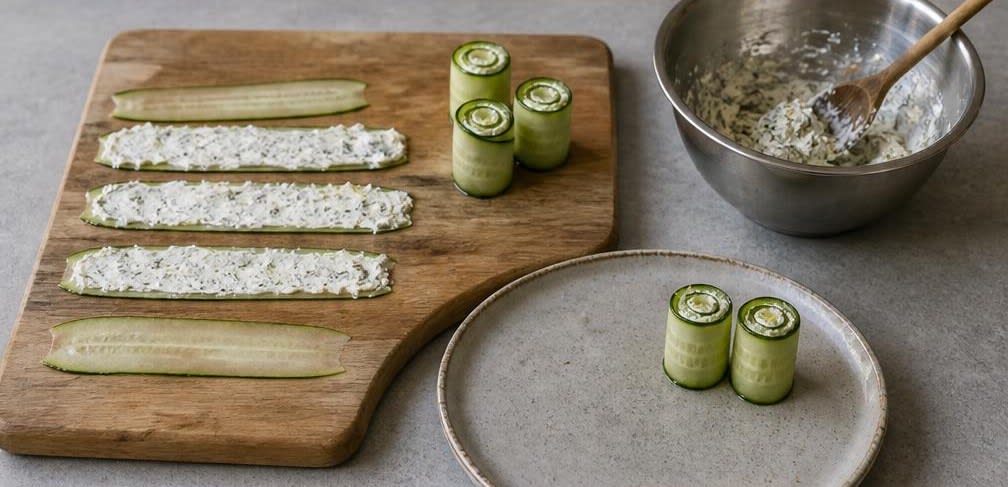 Skandinavische Gurken-Röllchen mit Kräuter-Frischkäse – Zubereitung Schritt für Schritt – Röllchen füllen und rollen