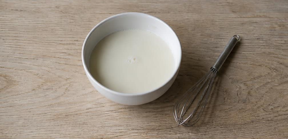 Klassische Panna Cotta mit echter Sahne und Beeren-Spiegel – Zubereitung Schritt für Schritt – Agar-Milch herstellen