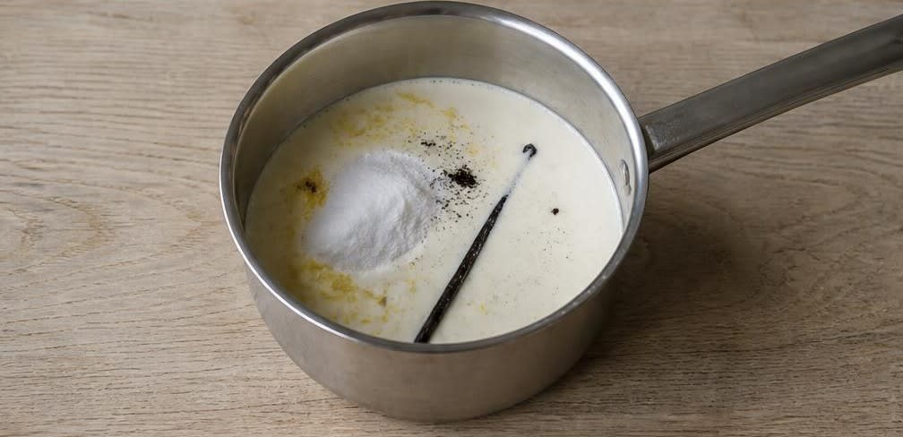 Klassische Panna Cotta mit echter Sahne und Beeren-Spiegel – Zubereitung Schritt für Schritt – Panna Cotta mischen