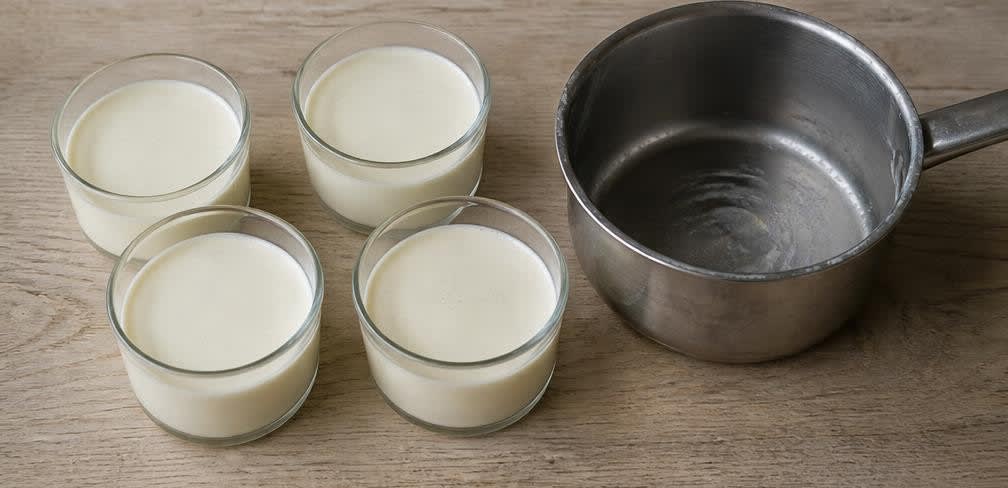 Klassische Panna Cotta mit echter Sahne und Beeren-Spiegel – Zubereitung Schritt für Schritt – Panna Cotta füllen