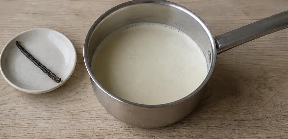 Klassische Panna Cotta mit echter Sahne und Beeren-Spiegel – Zubereitung Schritt für Schritt – Vanilleschote entfernen