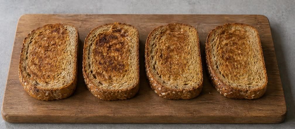 Persisches Walnuss-Käse-Brot mit frischen Kräutern – Zubereitung Schritt für Schritt – Brot toasten