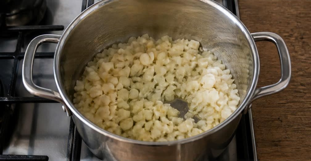 Österreichische Erbsensuppe mit Majoran – Zubereitung Schritt für Schritt – Gemüse anschwitzen