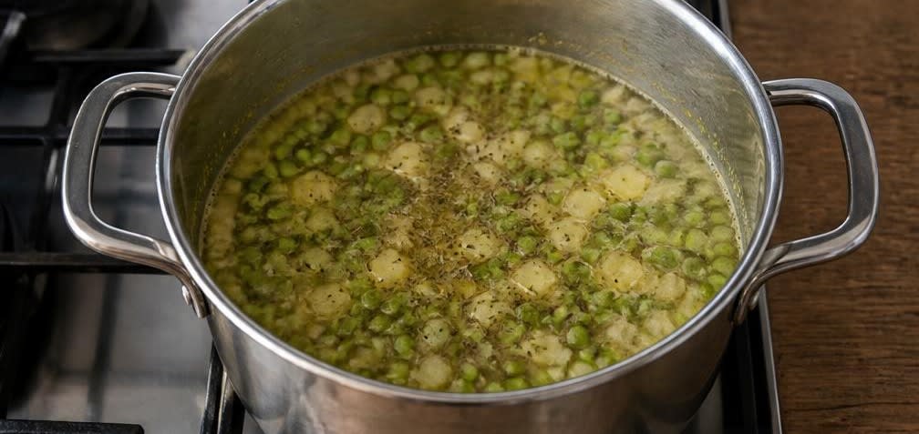 Österreichische Erbsensuppe mit Majoran – Zubereitung Schritt für Schritt – Erbsen und Majoran garen