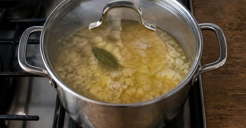 Österreichische Erbsensuppe mit Majoran – Zubereitung Schritt für Schritt – Kartoffeln und Brühe köcheln