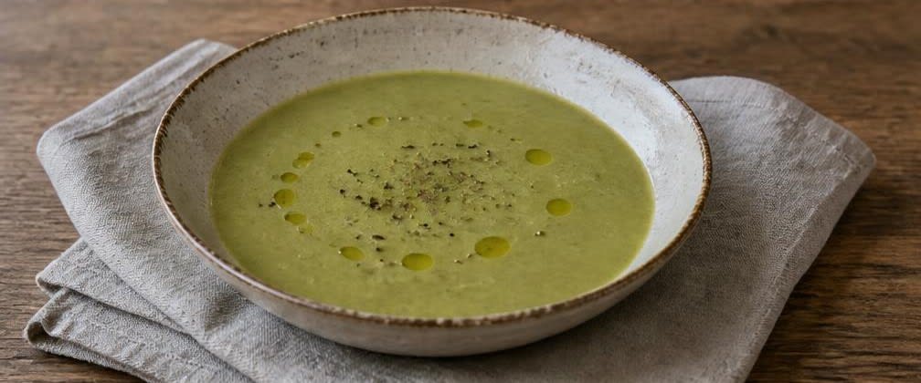 Österreichische Erbsensuppe mit Majoran – Zubereitung Schritt für Schritt – Anrichten