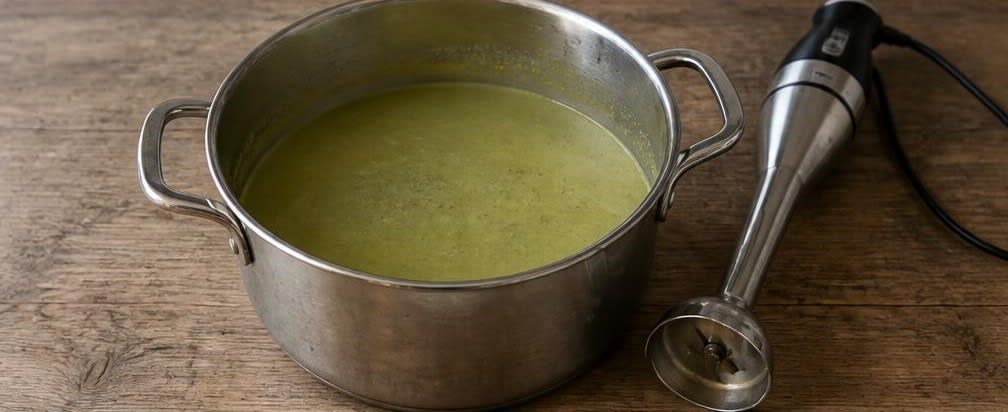 Österreichische Erbsensuppe mit Majoran – Zubereitung Schritt für Schritt – Suppe pürieren