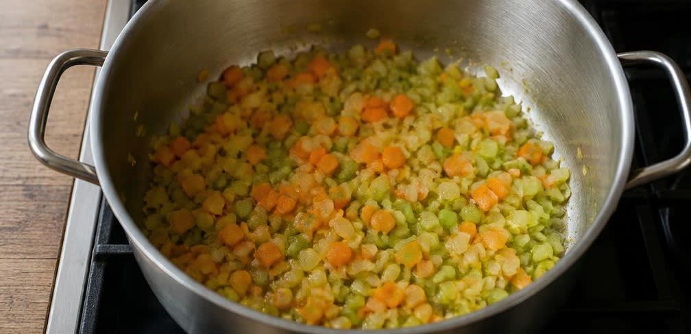 Vollkornnudeln mit reichhaltiger Linsen-Bolognese – Zubereitung Schritt für Schritt – Gemüse anschwitzen