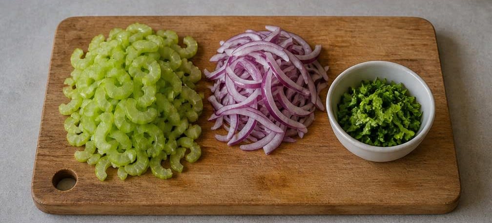 Toskanisches Thunfisch-Steak auf lauwarmem Bohnen-Sellerie-Salat – Zubereitung Schritt für Schritt – Gemüse schneiden
