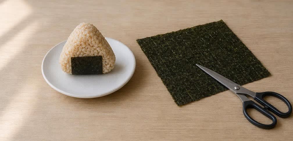 Onigiri aus unpoliertem Reis mit gegrilltem Lachs – Zubereitung Schritt für Schritt – Onigiri umwickeln