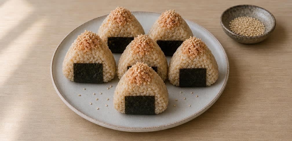 Onigiri aus unpoliertem Reis mit gegrilltem Lachs – Zubereitung Schritt für Schritt – Anrichten