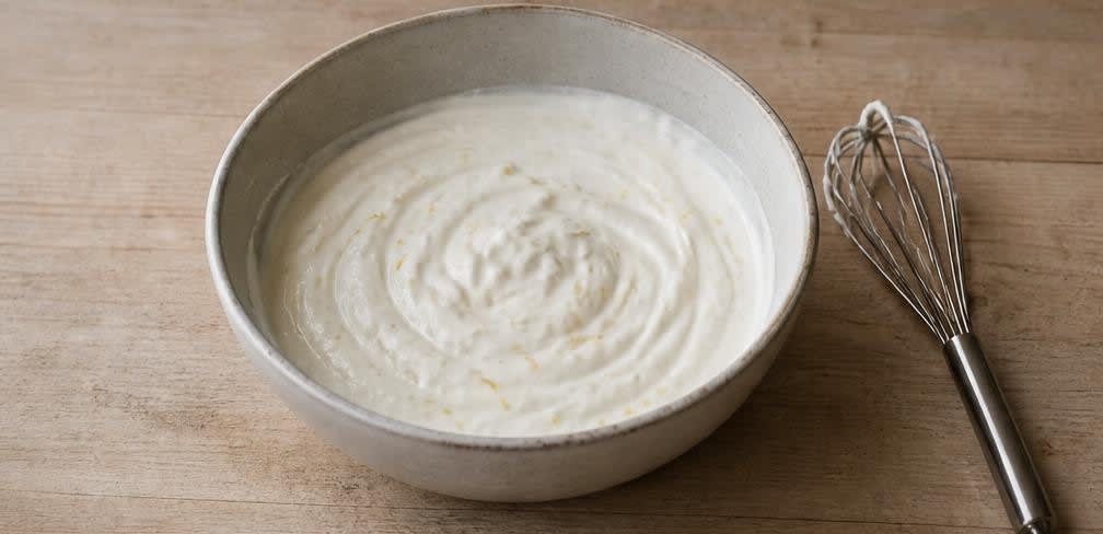 Cremiger Kräuter-Quarkdip mit knackigen Gemüsesticks – Zubereitung Schritt für Schritt – Quarkmasse verrühren