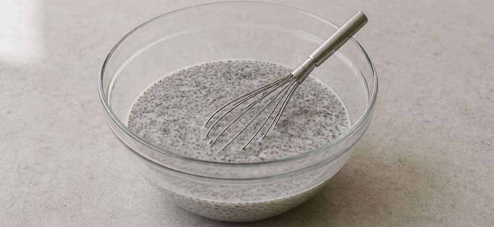 Chia-Pudding mit Mango und Kokosmilch – Zubereitung Schritt für Schritt – Chiasamen einrühren