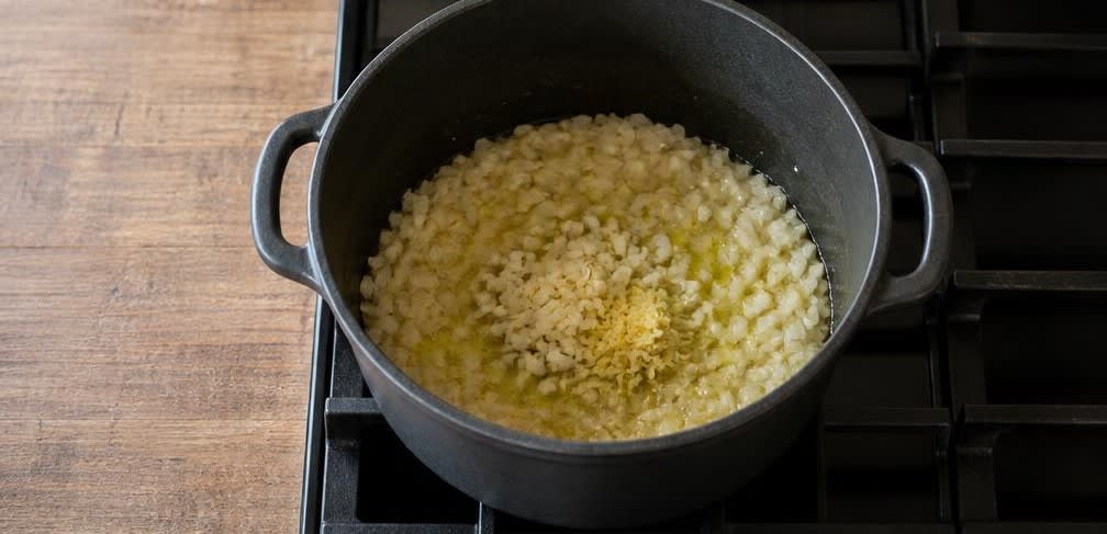 Äthiopischer Kichererbsen-Shiro-Eintopf – Zubereitung Schritt für Schritt – Aromen anbraten