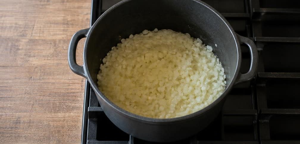 Äthiopischer Kichererbsen-Shiro-Eintopf – Zubereitung Schritt für Schritt – Zwiebeln anschwitzen