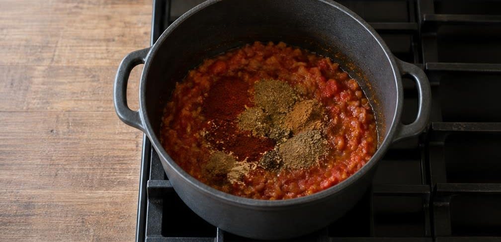 Äthiopischer Kichererbsen-Shiro-Eintopf – Zubereitung Schritt für Schritt – Tomaten und Gewürze köcheln