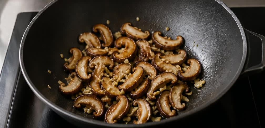 Kurzgebratener Thunfisch mit Shiitake und Mungbohnensprossen – Zubereitung Schritt für Schritt – Shiitake anbraten