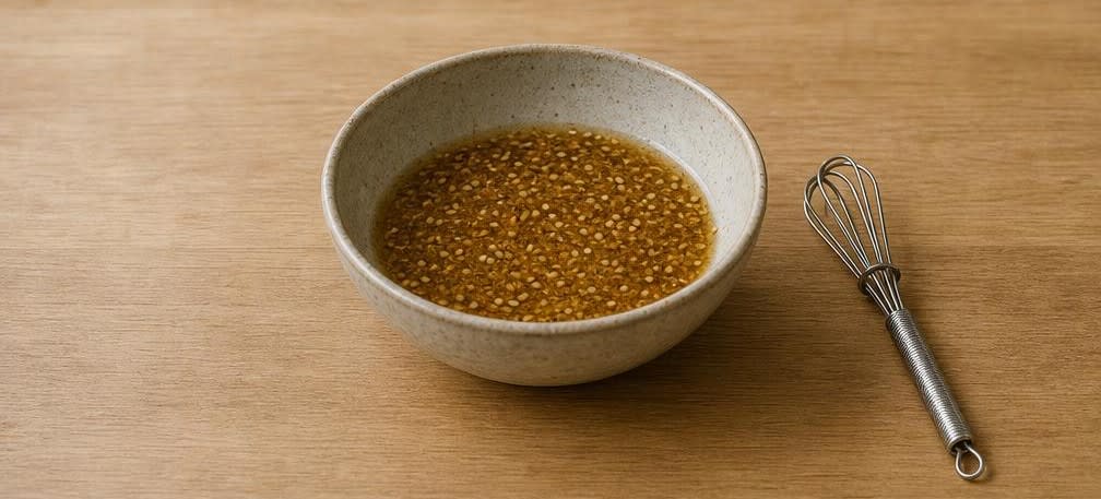 Tofu-Salat mit Sesam, Zitrone und Wakame – Zubereitung Schritt für Schritt – Dressing herstellen