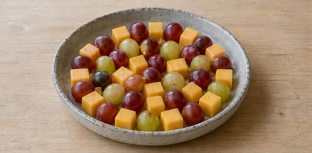 Cheddar-Würfel mit Weintrauben, Thymian und Walnüssen – Zubereitung Schritt für Schritt – Anrichten der Basis