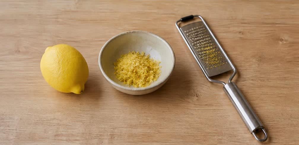Französische Madeleines aus ungebleichtem Mehl – Zubereitung Schritt für Schritt – Zitronenschale abreiben