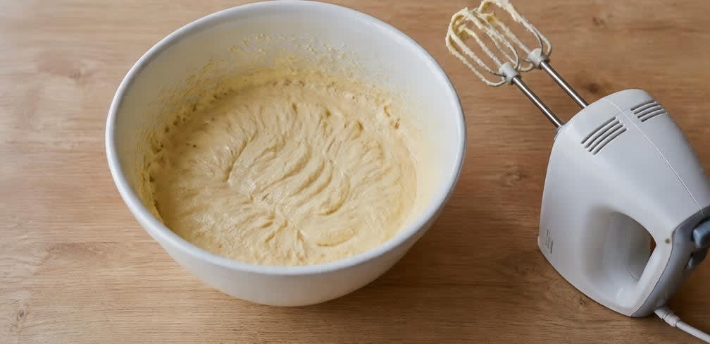 Französische Madeleines aus ungebleichtem Mehl – Zubereitung Schritt für Schritt – Eimasse aufschlagen