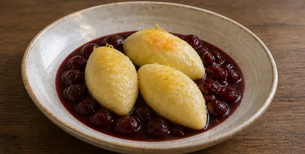Süße Grießnockerl mit warmem Kirschkompott – Zubereitung Schritt für Schritt – Anrichten