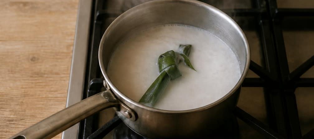 Indonesische gedämpfte Süßkartoffel mit Pandan-Kokossauce – Zubereitung Schritt für Schritt – Kokossauce herstellen