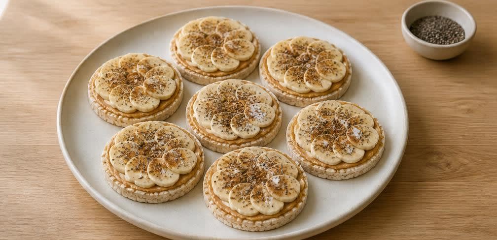 Knusprige Reiswaffeln mit Erdnussbutter und Banane – Zubereitung Schritt für Schritt – Anrichten